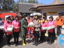 Polres Probolinggo-Bhayangkari Salurkan Bantuan Relawan Karhutla Bromo