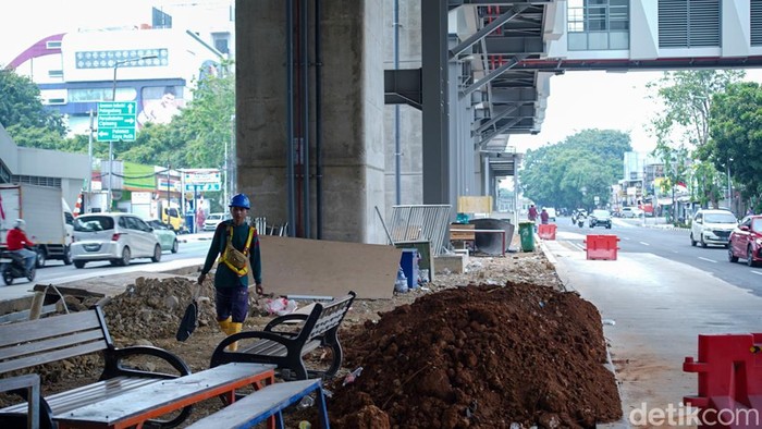 Progres LRT Jakarta Fase 1B Jelang Diresmikan Pengendara melintas di bawah Stasiun LRT Velodrome, Jakarta, Selasa (11/8/2026). Pembangunan LRT Jakarta Fase 1B rute Velodrome-Manggarai terus dikebut menjelang sasaran penyelesaian dan peresmian pada Agustus 2026.