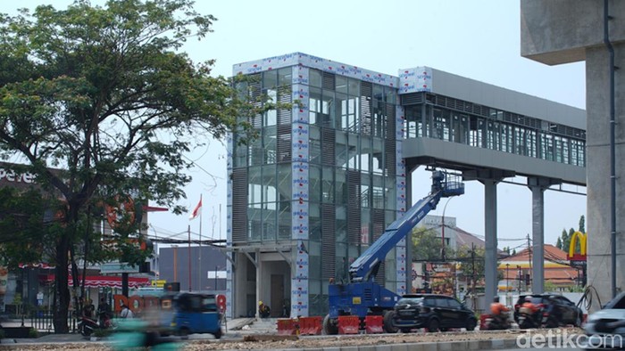 Progres LRT Jakarta Fase 1B Jelang Diresmikan Pengendara melintas di bawah Stasiun LRT Velodrome, Jakarta, Selasa (11/8/2026). Pembangunan LRT Jakarta Fase 1B rute Velodrome-Manggarai terus dikebut menjelang sasaran penyelesaian dan peresmian pada Agustus 2026.