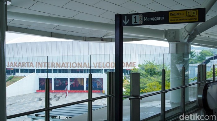 Progres LRT Jakarta Fase 1B Jelang Diresmikan Pengendara melintas di bawah Stasiun LRT Velodrome, Jakarta, Selasa (11/8/2026). Pembangunan LRT Jakarta Fase 1B rute Velodrome-Manggarai terus dikebut menjelang sasaran penyelesaian dan peresmian pada Agustus 2026.