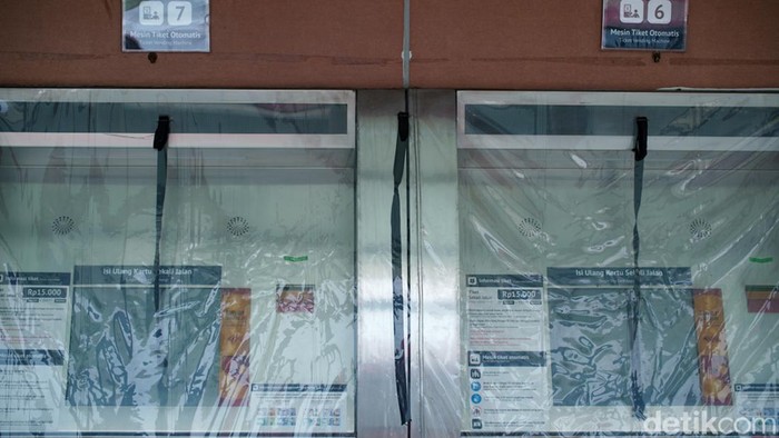 Progres LRT Jakarta Fase 1B Jelang Diresmikan Pengendara melintas di bawah Stasiun LRT Velodrome, Jakarta, Selasa (11/8/2026). Pembangunan LRT Jakarta Fase 1B rute Velodrome-Manggarai terus dikebut menjelang sasaran penyelesaian dan peresmian pada Agustus 2026.