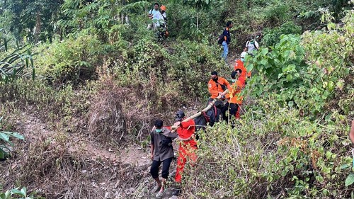 Proses evakuasi jenazah laki-laki di bukit Dusun Terengan, Desa Pemenang Timur, Kecamatan Pemenang, Lombok Utara, NTB, Selasa (11/8/2026). (Foto: Dok. SAR Mataram)