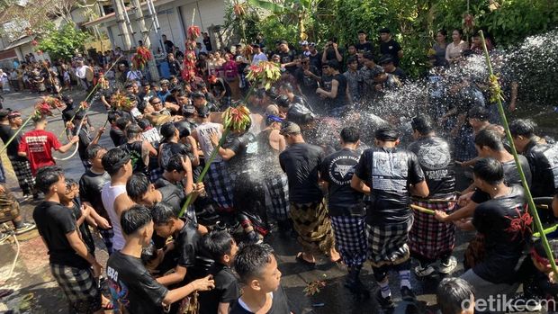Prosesi Mecaru Mejaga-jaga warga Desa Adat Besang Kawan Tohjiwa, Kelurahan Semarapura Kaja, Klungkung, Bali, Selasa (11/8/2026). (Fatih Kudus Jaelani/detikBali). Prosesi Mecaru Mejaga-jaga warga Desa Adat Besang Kawan Tohjiwa, Kelurahan Semarapura Kaja, Klungkung, Bali, Selasa (11/8/2026). (Fatih Kudus Jaelani/detikBali).