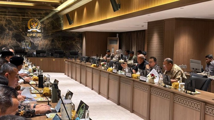 Rapat koordinasi DPR dan pemerintah di gedung DPR, Senayan, Jakarta, Selasa (11/8/2026).