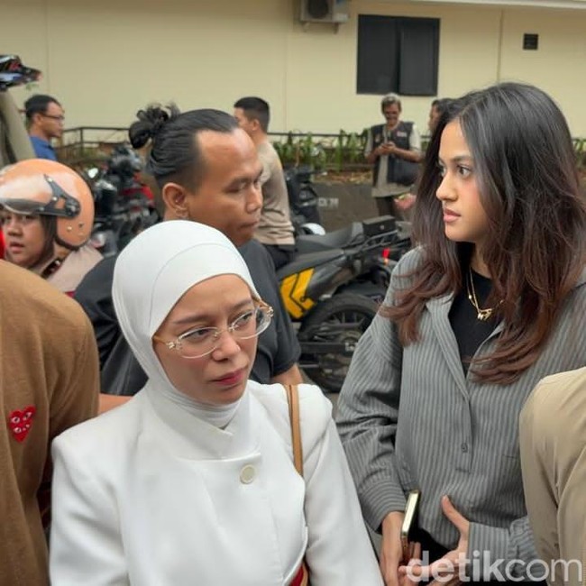 Rizky Billar Dampingi Lesti Kejora dan Asila Jalani Pemeriksaan di PMJ