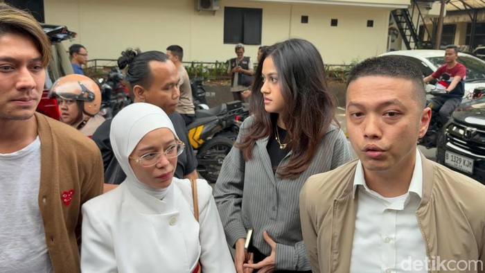 Rizky Billar, Lesti Kejora dan Asilla datangi Polda Metro Jaya.