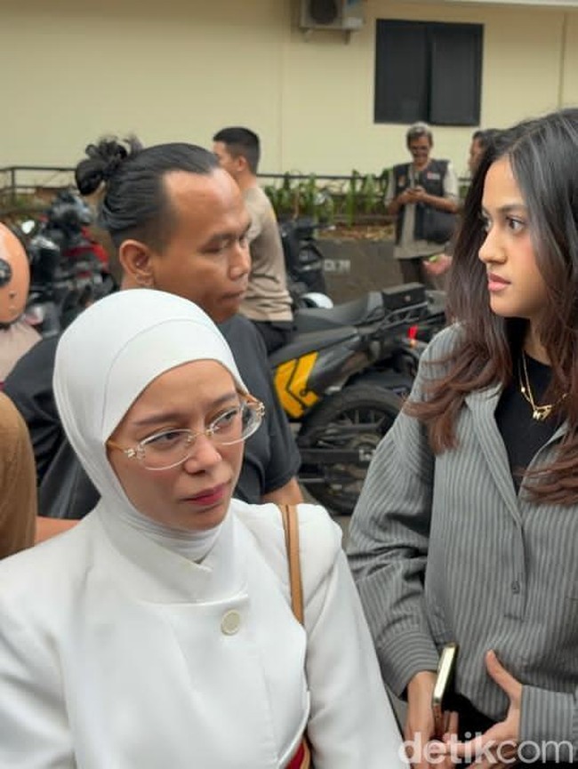 Rizky Billar Dampingi Lesti Kejora dan Asila Jalani Pemeriksaan di PMJ