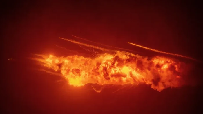 Roket Long March 7A China meledak sekitar 85 detik setelah meluncur dari Hainan. Roket membawa satelit ChinaSat 4B dan penyebab kegagalan masih diselidiki.