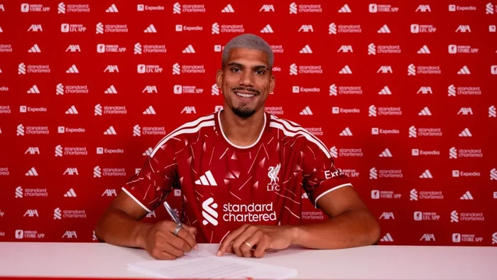Liverpool mengumumkan kedatangan pemain baru Ronald Araujo. Bek asal Uruguay itu dipinjam dari Barcelona.