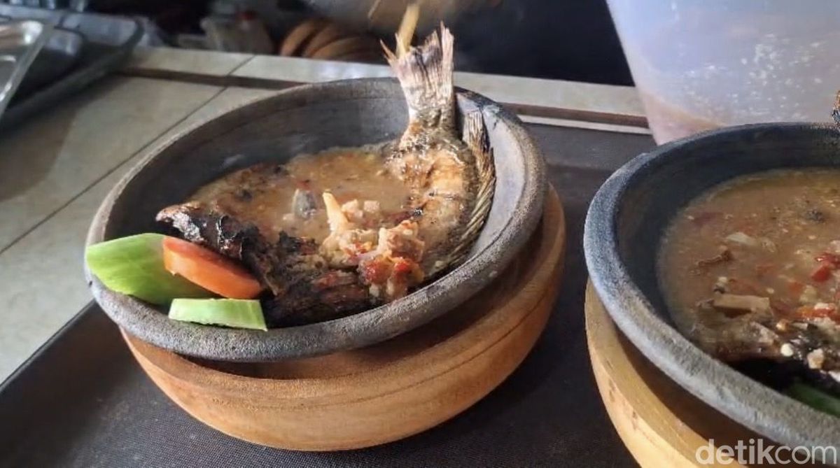 Sensasi Makan Cobek Ikan di Atas Perahu Pangandaran, Cuma Rp25 Ribu