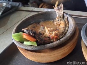 Sensasi Makan Cobek Ikan di Atas Perahu Pangandaran, Cuma Rp25 Ribu