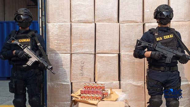 Sejumlah barang bukti rokok Ilegal ditampilkan dalam konferensi pers Penindakan Rokok Ilegal KPU Bea dan Cukai Tipe A Tanjung Priok di TPS Multi Terminal Indonesia (CDC Banda), Jakarta Utara, Selasa, (11/8/2026). (CNBC Indonesia/Robertus Andrianto Serin)
