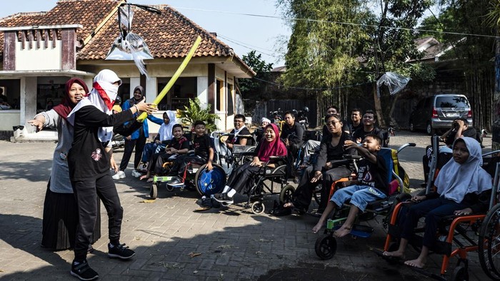 Semangat Kemerdekaan, Siswa SLB Semarang Adu Kekompakan di Lomba HUT RI Pelajar mengikuti lomba memindahkan sedotan menggunakan sumpit di SLB Negeri Semarang, Tembalang, Semarang, Jawa Tengah, Selasa (11/8/2026). Para siswa SLB jenjang TK hingga SMA mengikuti lomba tersebut untuk menyambut dan menyemarakkan HUT ke-81 Kemerdekaan Republik Indonesia serta untuk menumbuhkan rasa nasionalisme, mempererat kerja sama, dan kekompakan antarsiswa. ANTARA FOTO/Aprillio Akbar