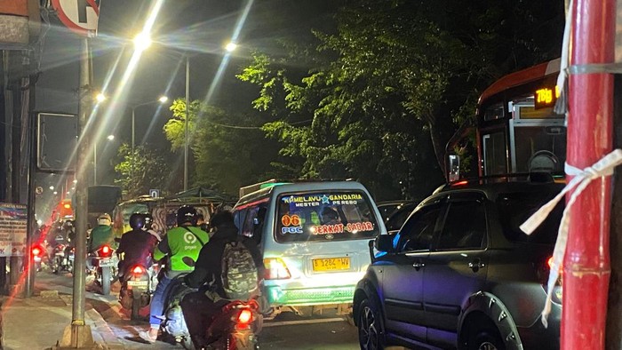 Simpang Hek Kramat Jati macet panjang malam inii karena ada perbaikan jalan (Dwi/detikcom)