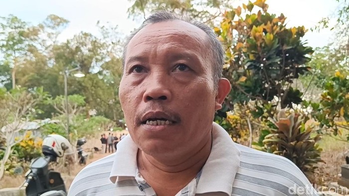 Kakak tiri Sutrimo, Tukim memberikan keterangan kepada wartawan di kompleks makam Desa Wlahar, Kecamatan Wangon, Kabupaten Banyumas, Selasa (11/8/2026).