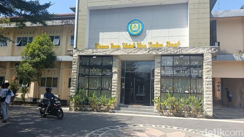 Tampak depan gedung SMAN 1 Jonggat, Lombok Tengah, Nusa Tenggara Barat (NTB).