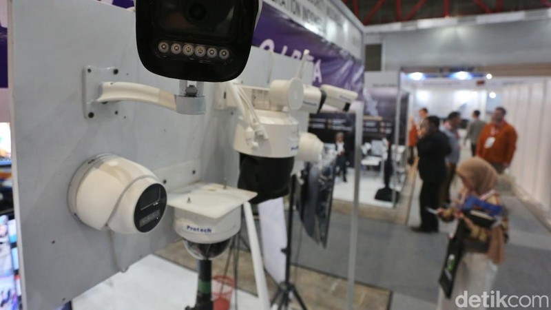 Pengunjung melihat sejumlah booth pameran pada Indonesia Technology and Innovation (INTI) di JIExpo Kemayoran, Jakarta, Selasa (11/8/2026).