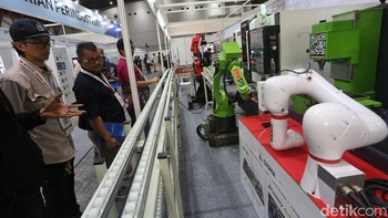 Pengunjung melihat sejumlah booth pameran pada Indonesia Technology and Innovation (INTI) di JIExpo Kemayoran, Jakarta, Selasa (11/8/2026).  