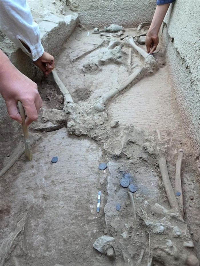 Temuan makam berusia 2.400 tahun di Aspendos, Turki yang berisi kerangka dan koin bergambar pegulat