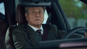 Menurut Han So Hee, Gi Ho punya karakter yang baik hati, hangat, dan menggemaskan. Depiksi Choi Min Sik buat Gi Ho juga dipuji sutradara Kim Do Young, menyebutnya menakjubkan dan memikat. (Foto: dok. Warner Bros. Korea)