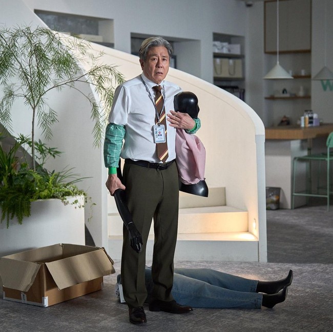First Look Choi Min Sik Jadi Robert De Niro di The Intern