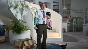 Penampilan Choi Min Sik sebagai Gi Ho dinantikan karena karakter ini beda banget dari deretan peran yang pernah dia mainkan di layar lebar atau layar kaca. (Foto: dok. Warner Bros. Korea)