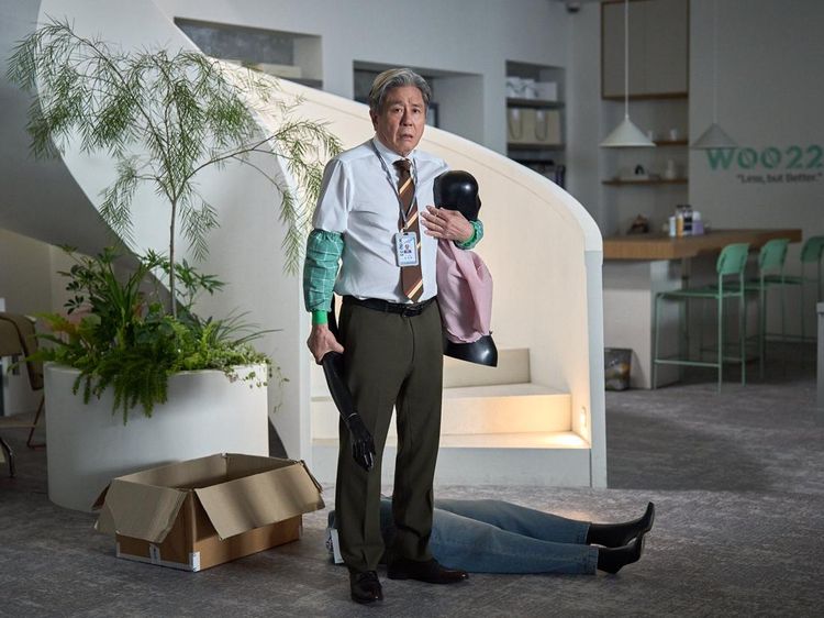 First Look Choi Min Sik Jadi Robert De Niro di The Intern