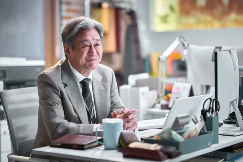 Penampilan Choi Min Sik dalam film The Intern (2026).