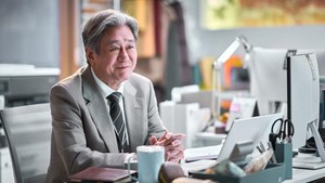 Terlepas dari pengalaman kerjanya yang melebihi tiga dekade, Gi Ho harus memulai dari nol. Apalagi sekarang perusahaan tempatnya bekerja adalah start-up yang berisi generasi muda. (Foto: dok. Warner Bros. Korea)