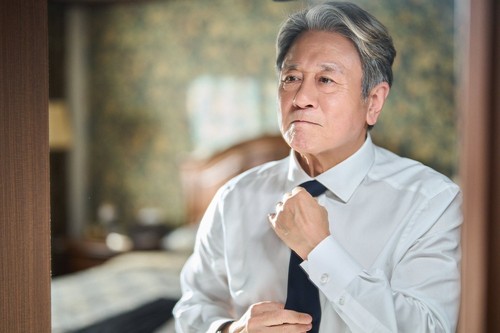 Penampilan Choi Min Sik dalam film The Intern (2026).