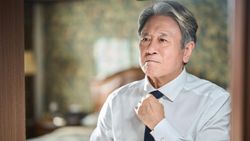 First Look Choi Min Sik Jadi Robert De Niro di The Intern