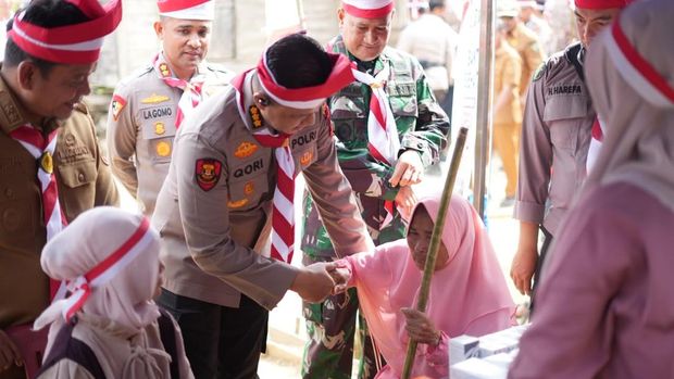 Tim Ekspedisi Merah Putih Polda Riau menjangkau wilayah pelosok di Rohul memberikan bantuan sosial, Selasa (11/8/2026).