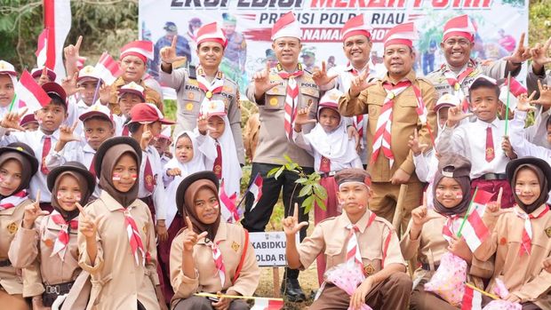 Tim Ekspedisi Merah Putih Polda Riau menjangkau wilayah pelosok di Rohul memberikan bantuan sosial, Selasa (11/8/2026).
