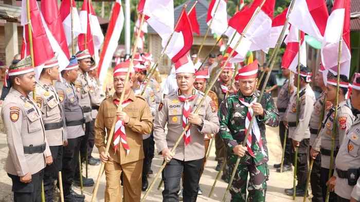 Tim Ekspedisi Merah Putih Polda Riau menjangkau wilayah pelosok di Rohul memberikan bantuan sosial, Selasa (11/8/2026).