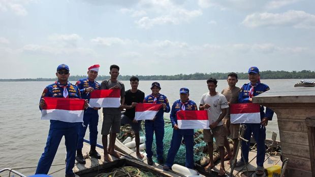 Tim Ekspedisi Merah Putih Satpolairud Polres Pelalawan menyapa nelayan dan membagikan bendera, Senin (10/8/2026).