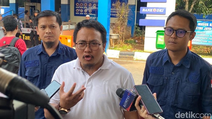 Tim Hukum Muslim melaporkan kasus challenge hafalan quran demi miras ke Polda Metro Jaya, Selasa (11/8/2026).