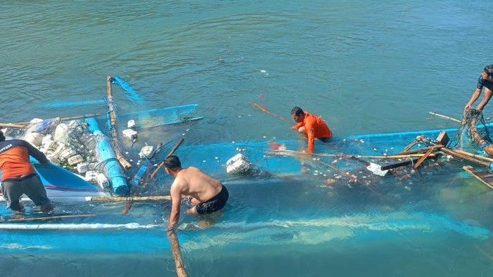 Tim SAR dan nelayan saat mengevakuasi perahu yang tenggelam akibat terseret gelombang tinggi di Pantai Baron.