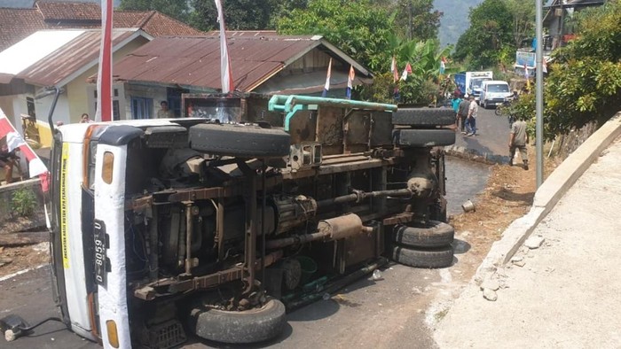 Truk muatan 6,3 ton getah pinus terguling di Jalan Cembang, Kecamatan Lebakbarang, Kabupaten Pekalongan, Selasa (11/8/2026).