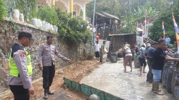 Truk muatan 6,3 ton getah pinus terguling di Jalan Cembang, Kecamatan Lebakbarang, Kabupaten Pekalongan, Selasa (11/8/2026). Truk muatan 6,3 ton getah pinus terguling di Jalan Cembang, Kecamatan Lebakbarang, Kabupaten Pekalongan, Selasa (11/8/2026).