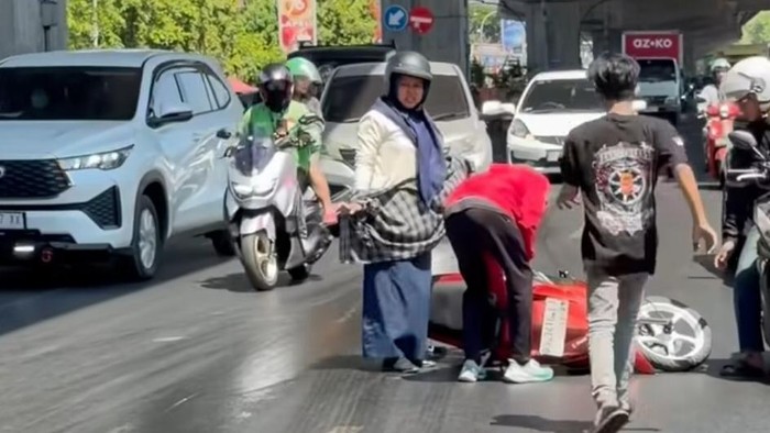 Tumpahan solar di Jalan AP Pettarani Makassar bikin pengendara motor berjatuhan.