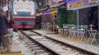 Turis Ngotot Videokan Kereta dari Jarak Dekat, Alhasil Ponselnya Terlempar
