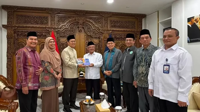 Waketum MUI KH M Cholil Nafis dalam pertemuan dengan Mendikdasmen RI Prof Abdul Muti di Kantor Kemendikdasmen, Jakarta, Senin (10/8/2026)..