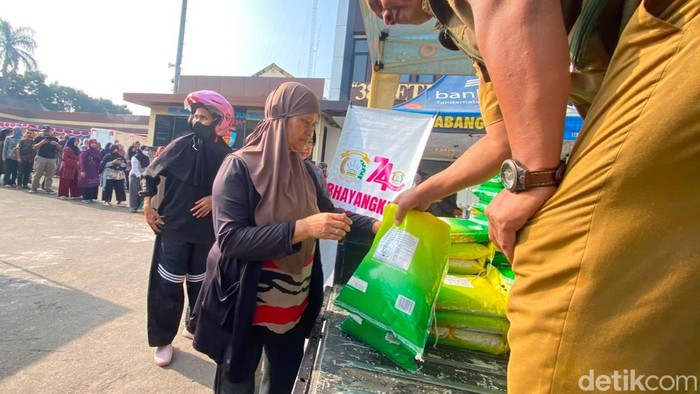 Warga berburu beras murah di Polres Cimahi
