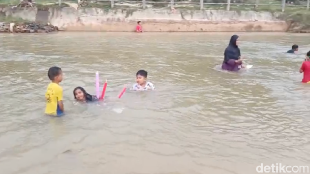 Warga Kuansing, tua, muda, hingga anak-anak antusias berenang di Sungai Kuantan yang kembali jernih Warga Kuansing, tua, muda, hingga anak-anak antusias berenang di Sungai Kuantan yang kembali jernih. Operasi PETI Merah Putih Kuantan yang digelar 1-10 Agustus 2026 berhasil mengembalikan kejernihan Sungai Kuantan.
