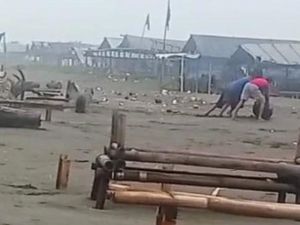 Puluhan Warung di Pantai Kebumen Rusak Disapu Gelombang Tinggi