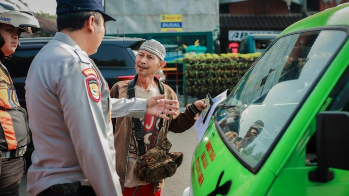 Pemkot Bogor bersama TNI dan Polri menggelar operasi gabungan menyasar angkutan perkotaan (angkot) dengan usia teknis di atas 20 tahun atau angkot tua, Rabu (12/8/2026).