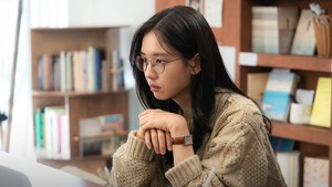 Selama 10 tahun terakhir, Lee Mi Do berjuang mengejar karier dan menyeimbangkan kehidupan asmaranya. Sayangnya cerita A Love Other Than Yours dimulai ketika dia mulai merasa stuck dalam hubungan asmara. (Foto: dok. KBS2)