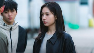 Dalam drama Korea A Love Other Than Yours, Ahn Eun Jin memerankan Lee Mi Do. Dia sudah 10 tahun pacaran dengan Namgoong Ho (diperankan Seo Kang Jun) dan kini bekerja sebagai sutradara film. (Foto: dok. KBS2)