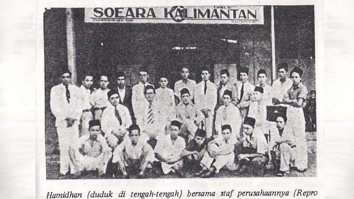 AA Hamidhan bersama rekannya di Soeara Kalimantan.