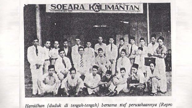 AA Hamidhan bersama rekannya di Soeara Kalimantan. AA Hamidhan bersama rekannya di Soeara Kalimantan.